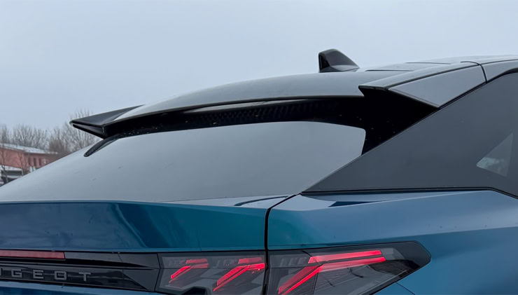 Heckspoiler NP NEARLY PERFECT DER VOLLELEKTRISCHE PEUGEOT E-3008 GT UNTER DER NP PROFI LUPE