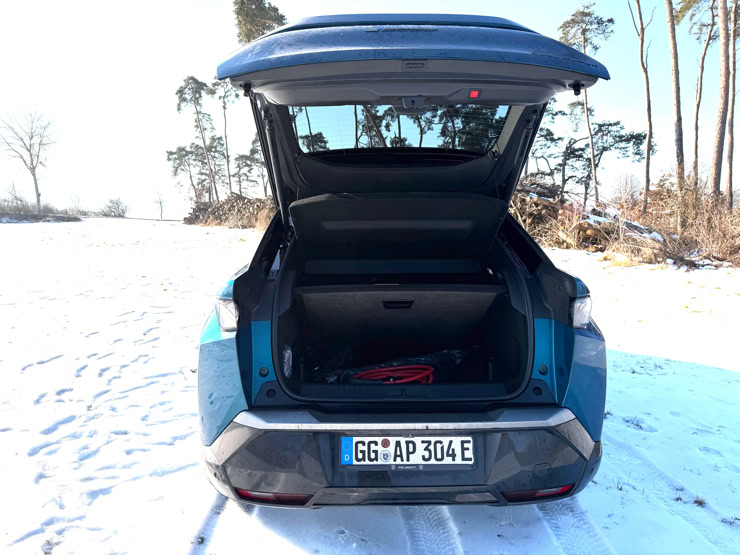 Kofferraum NP NEARLY PERFECT DER VOLLELEKTRISCHE PEUGEOT E-3008 GT UNTER DER NP PROFI LUPE