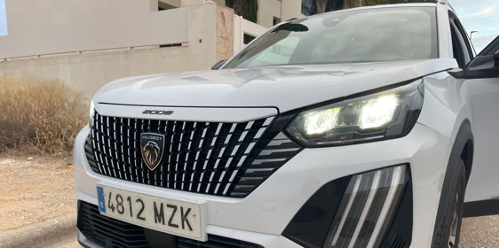 Der elegante Peugeot 2008  unter der NP NEARLY PERFECT Profi Lupe