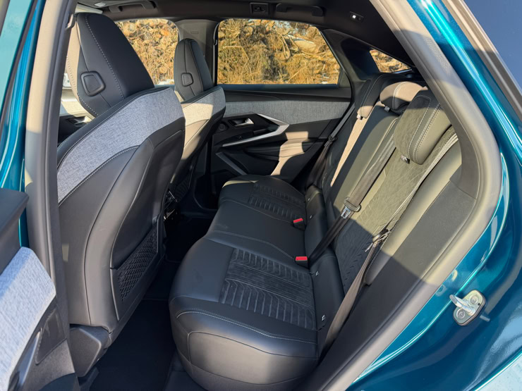 Sitze hinten NP NEARLY PERFECT DER VOLLELEKTRISCHE PEUGEOT E-3008 GT UNTER DER NP PROFI LUPE