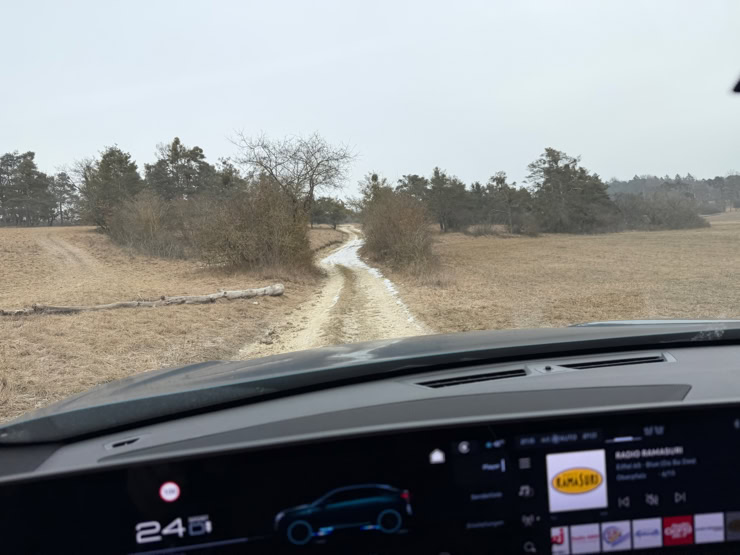 Off Road NP NEARLY PERFECT DER VOLLELEKTRISCHE PEUGEOT E-3008 GT UNTER DER NP PROFI LUPE