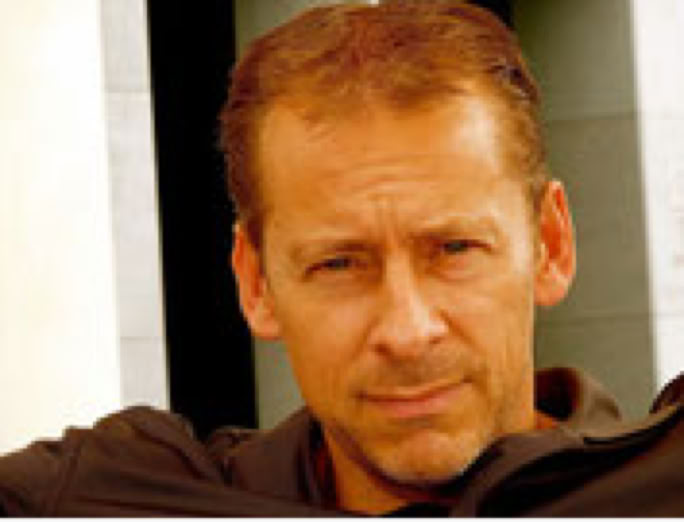 NP_NEARLY_PERFECT/PORTRAIT/HENNING_RENNER/HENNINGRENNER/