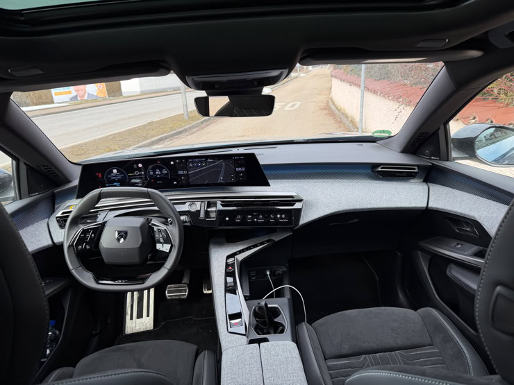 Cockpit NP NEARLY PERFECT DER VOLLELEKTRISCHE PEUGEOT E-3008 GT UNTER DER NP PROFI LUPE