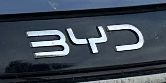 BYD Logo PKW bei NP NEARLY PERFECT