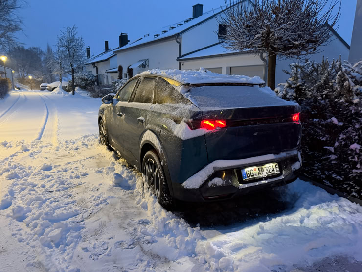 Winter NP NEARLY PERFECT DER VOLLELEKTRISCHE PEUGEOT E-3008 GT UNTER DER NP PROFI LUPE