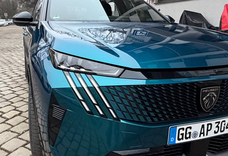 Krallen NP NEARLY PERFECT DER VOLLELEKTRISCHE PEUGEOT E-3008 GT UNTER DER NP PROFI LUPE