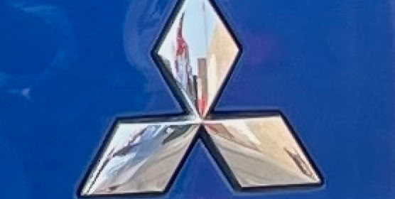 Das Mitsubishi Logo in blau bei NP NEARL PERFECT